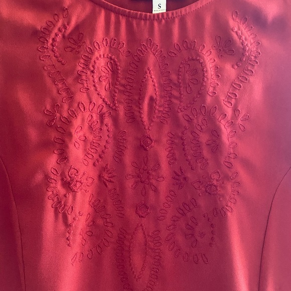 Abercrombie & Fitch Burgundy Short Sleeved Embroidered Monotone Dress Size Small - Picture 3 of 10